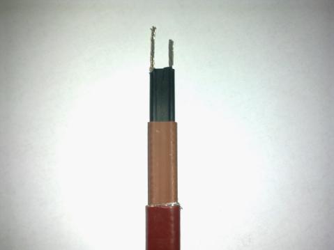 將伴熱帶的外護套及屏蔽層剝離，剝出母線